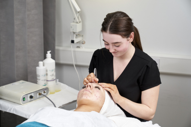 A student performs a facial Beauty Level 3 Adult